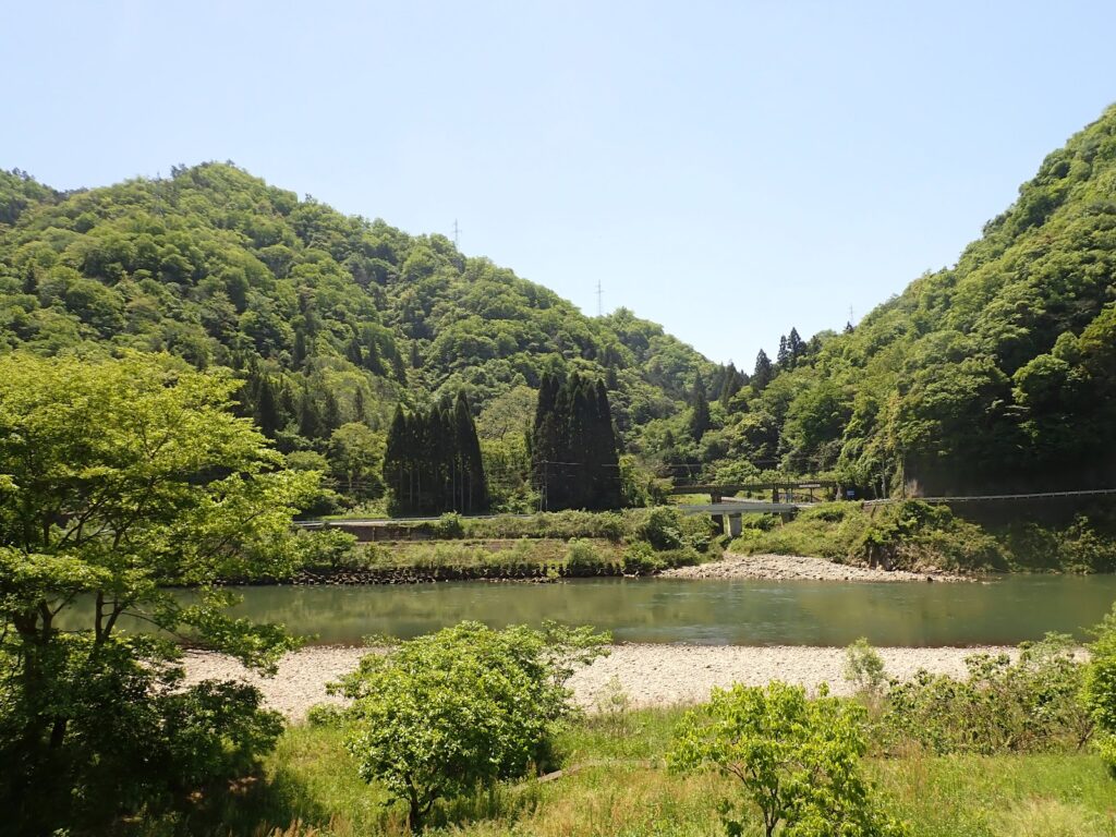 対岸から見た銅ヶ丸（現在）